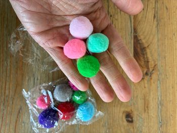 Pompons multicolores pour loisirs créatifs