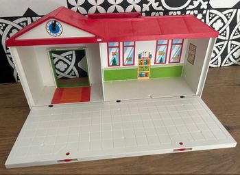 École playmobil transportable