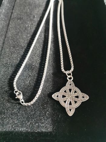 Collier et pendentif spirituel noeud de sorcière