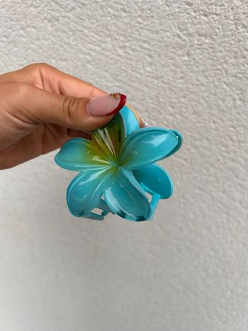 Pince à cheveux bleue pour l’été