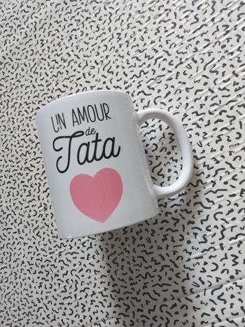 Tasse “Un amour de Tata” – Derrière la porte