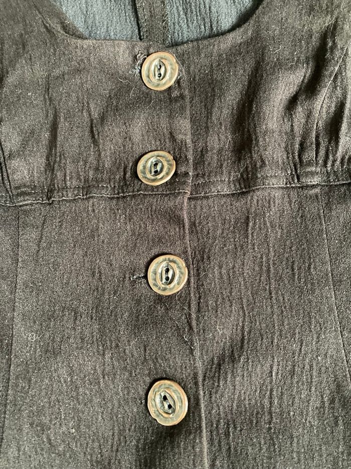 Robe noire à boutons - photo numéro 2