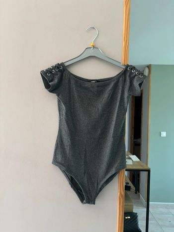 Body gris foncé avec lacets sur les épaules
