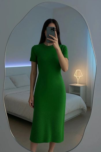 Robe mi-longue en maille vert profond – COS – Taille 36
