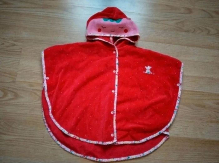 sortie de bain - poncho piscine. Rouge. Fille.  Sergent major. 
Taille unique - photo numéro 2