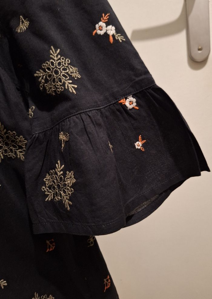 Blouse noire toute brodée - photo numéro 4