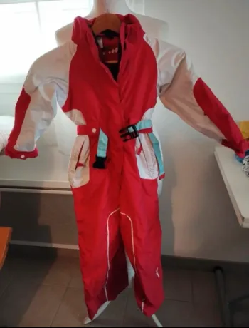 Combinaison de ski Decathlon en très bon état taille 4 ans bien chaude avec capuche fille garçons