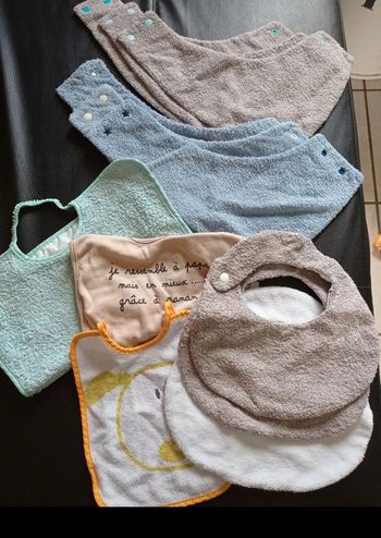 Lot 12 bavoirs 1 attache suce