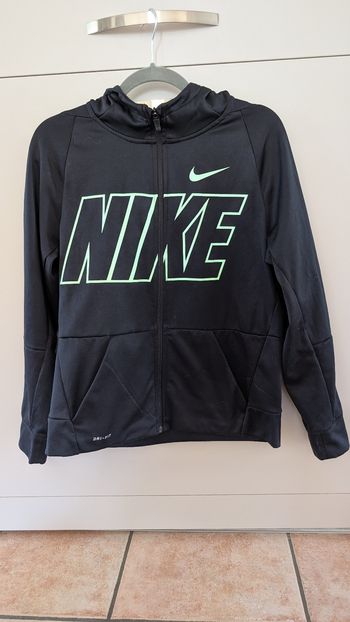 Sweat pour garçon Nike neuf jamais porté 
Avec capuche 
Taille 13 15 ans