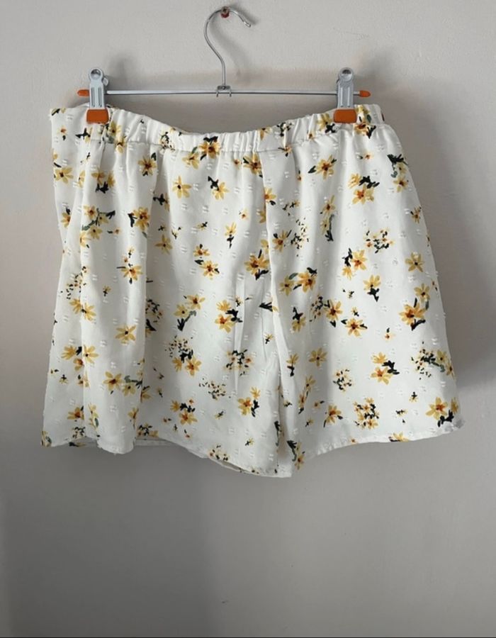 Jupe short d’été blanc à fleurs - photo numéro 4