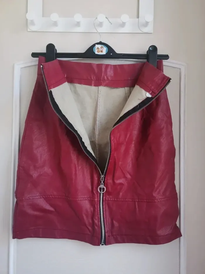 Jupe droite en simili cuir taille 38 - photo numéro 2