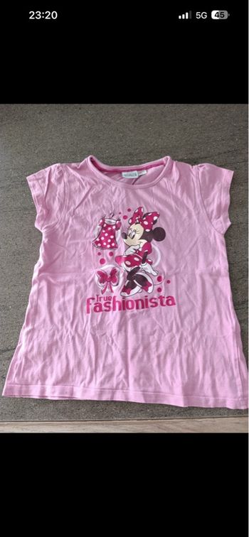 Vends tee shirt fille Minnie Disneyland en très bon état 