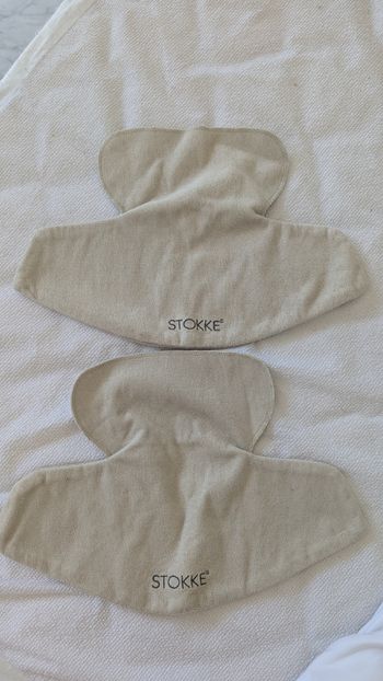 2 bavoirs porte bébé beiges Stokke neufs