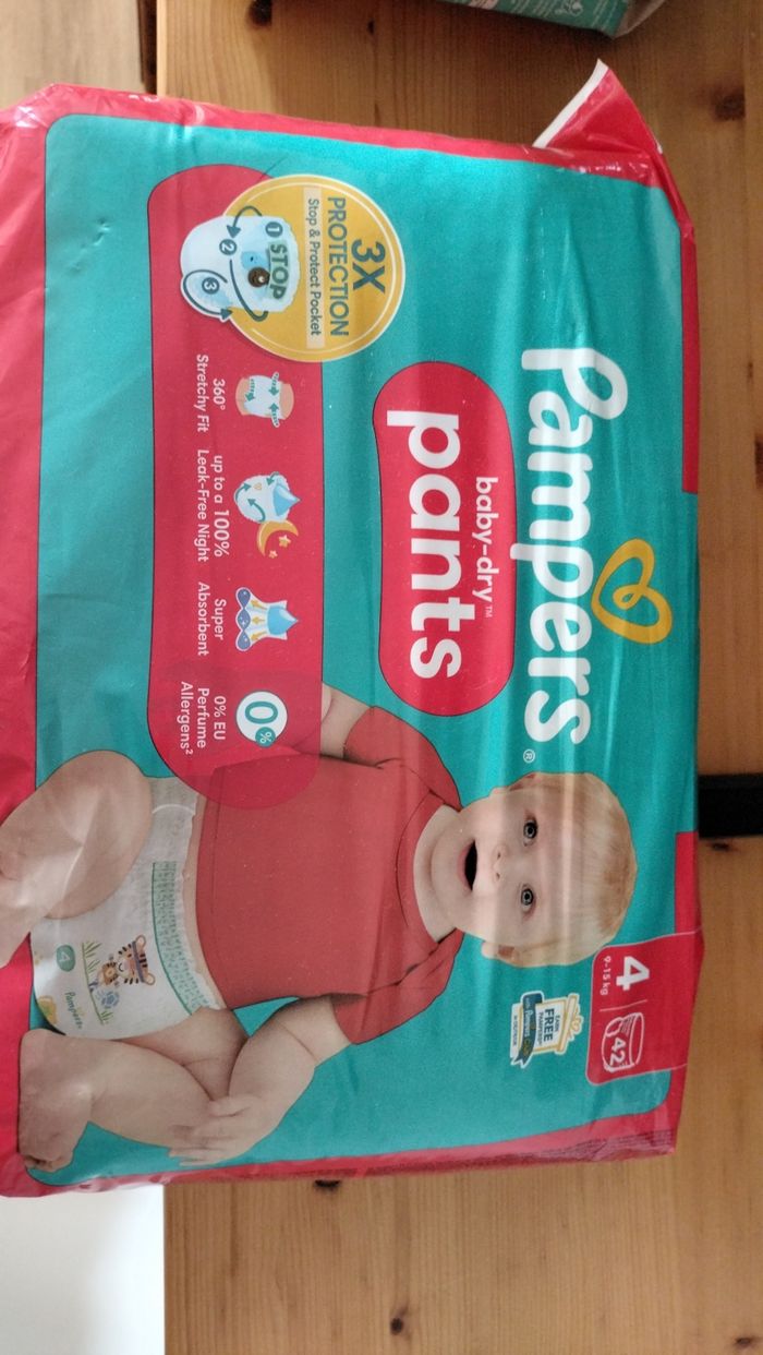 Paquet de couches Pampers pants taille 4