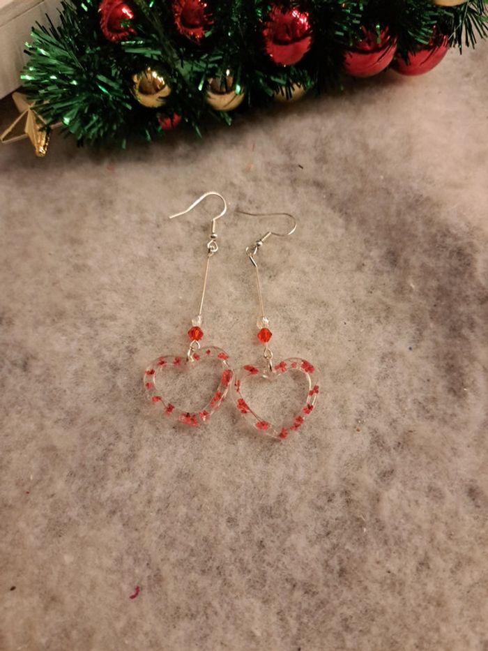 Boucles d'oreilles pendante en résine cœur rouge florale - photo numéro 2