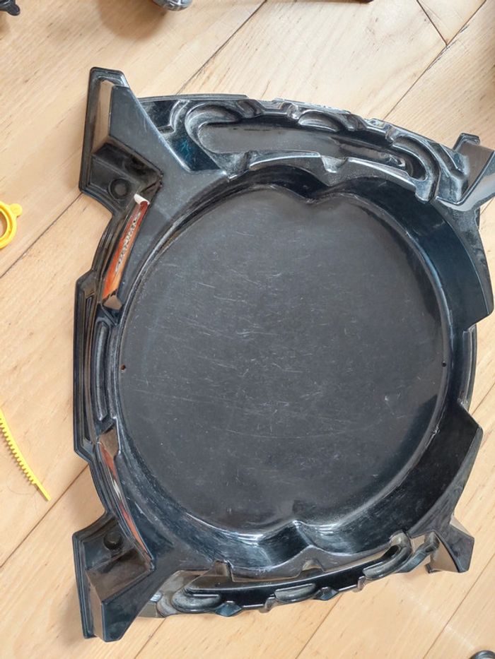 Lot de toupies beyblade et battre strikers avec arène et lanceurs - photo numéro 2