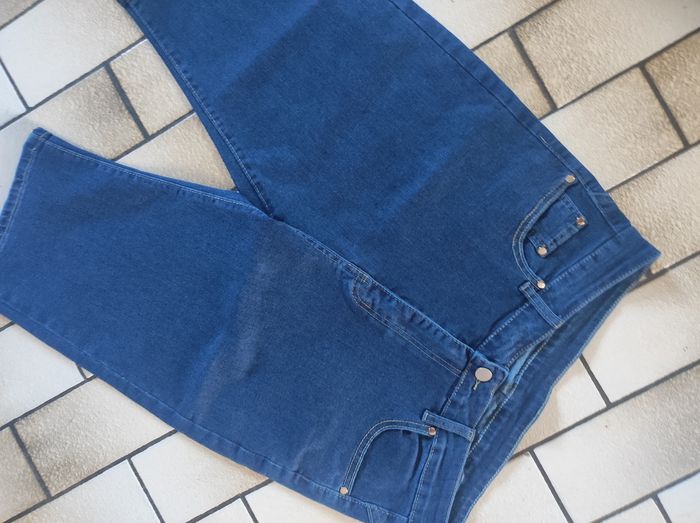 Pantacourt femme Bonjour je vends ce pantacourt femme neuve jamais porté erreur de taille . Taille XL - photo numéro 2