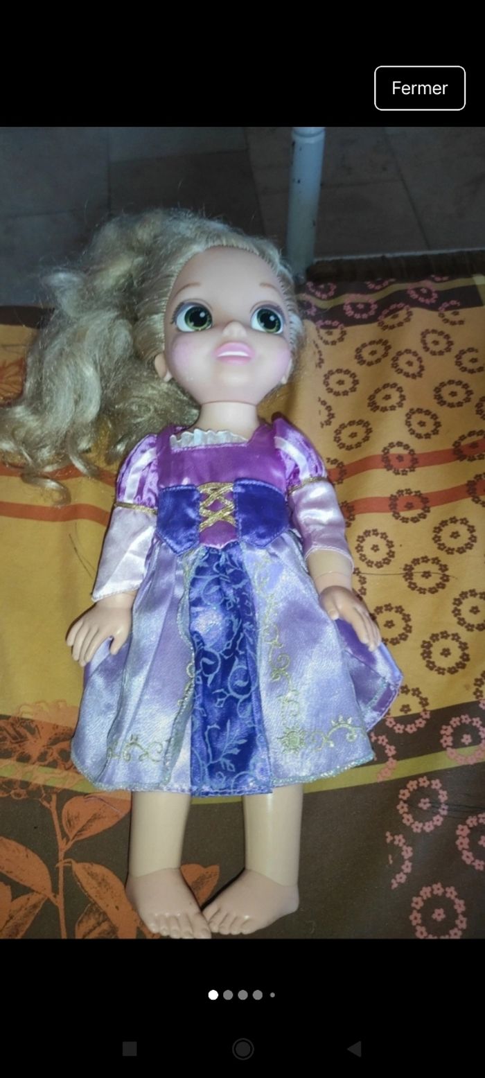 Très belle poupée Disney j37