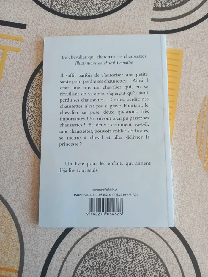 Livre L'école des loisirs  Le chevalier qui cherchait ses chaussettes - photo numéro 2