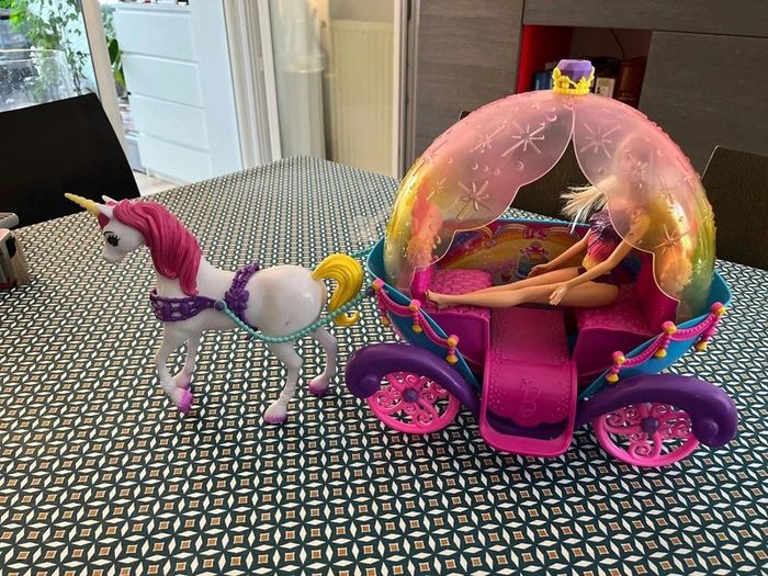 Barbie Carrosse et Princesse Arc en Ciel Magique