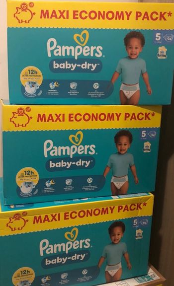 Lot de 3 cartons de couches Pampers baby dry taille 5 soit 282 couches 