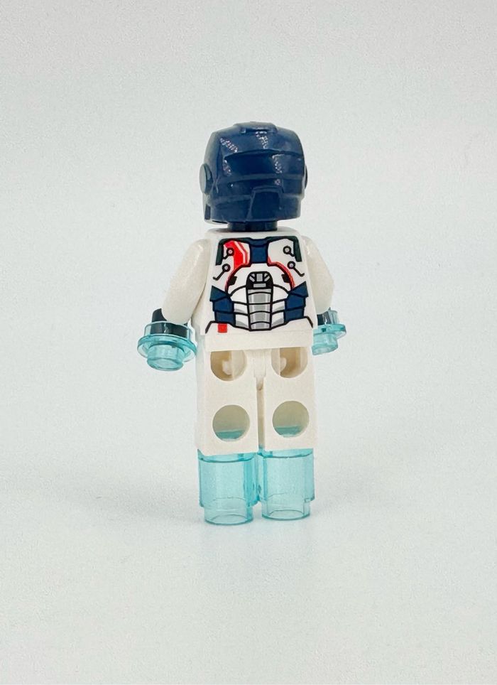 Bonjour, J’avais en double depuis longtemps cette figurine ; je me pose pour faire du tri, c’est donc l’occasion de vous la proposer. Garantie neuve et 100% de la marque Lego. Envoi soigné et protégé. - photo numéro 4