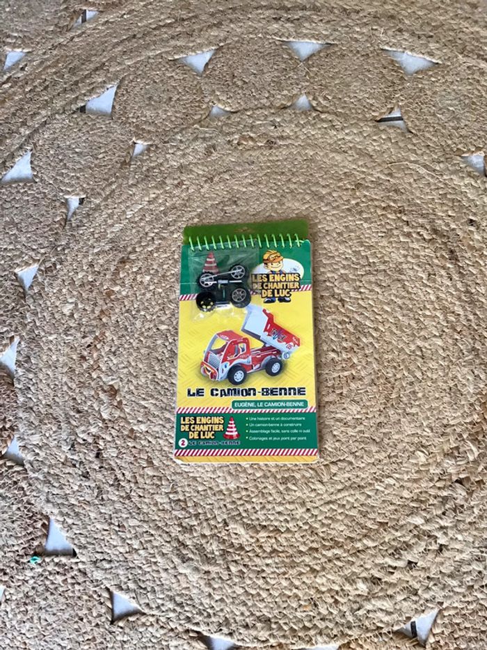 Livre les engins de Luc Eugène le camion benne maquette à construire