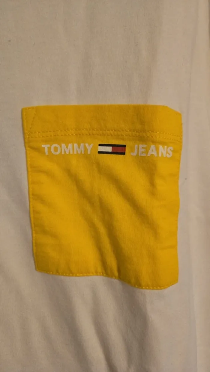 T-shirt TOMMY blanc avec poche jaune – Taille L - photo numéro 2