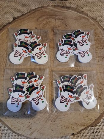 Lot de 4 sachets de boutons en bois bonhomme de neige