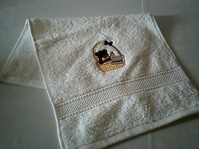 Petite serviette éponge broderie panier avec un ourson