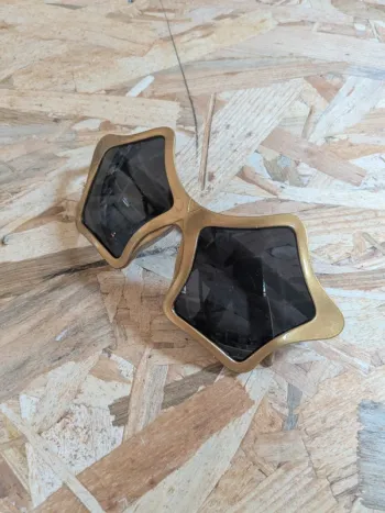 Lunettes de soleil déguisement étoiles noires et dorées