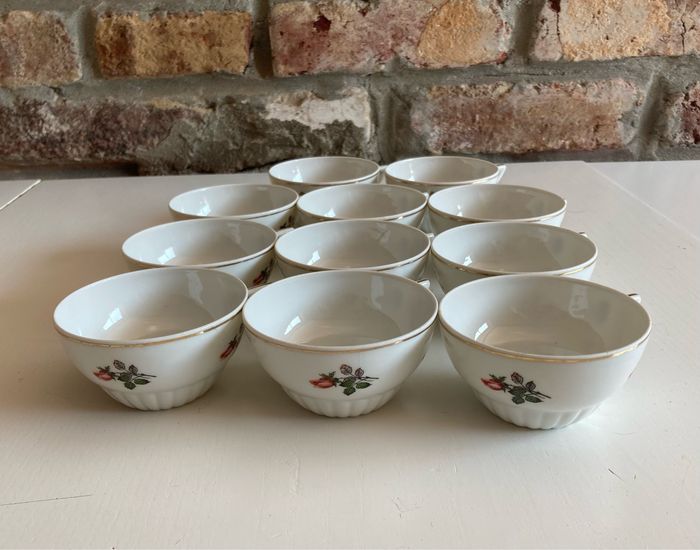 Lot 11 tasses en porcelaine