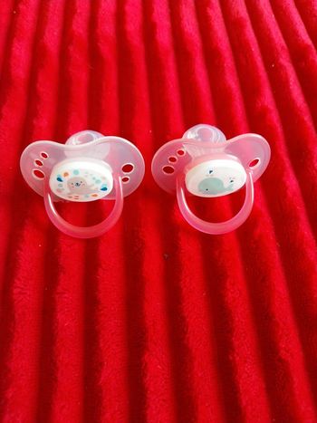 2 sucettes bébé fille