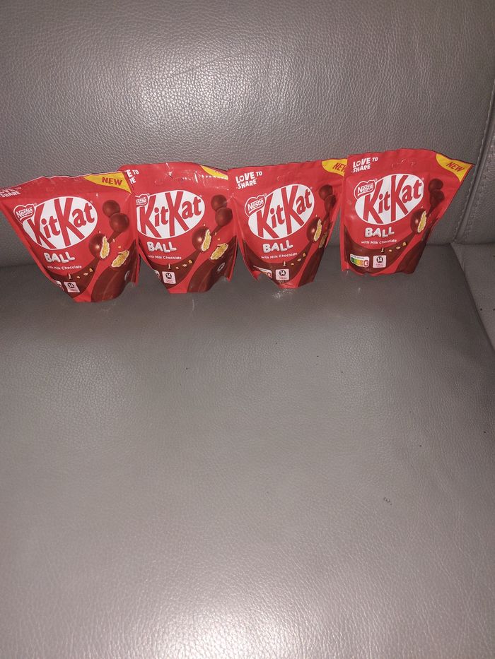 Lot kit kat ball