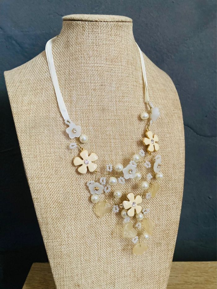 collier femme fleurs