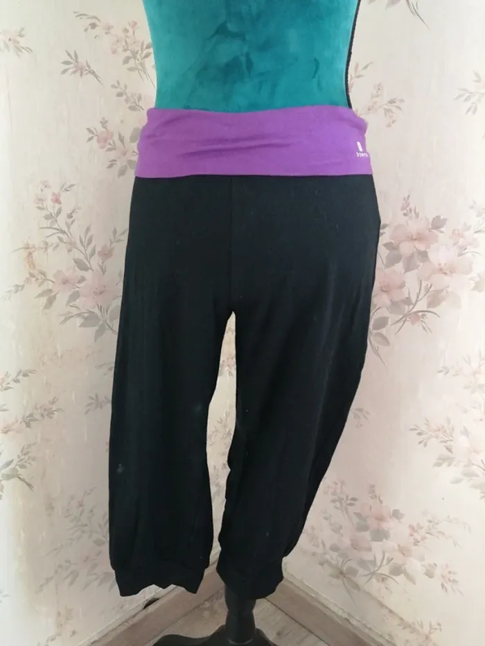 Pantacourt de sport noir avec bande violette et lien à nouer / domyos / (M) - photo numéro 2