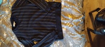 Pull bleu a rayures blanches