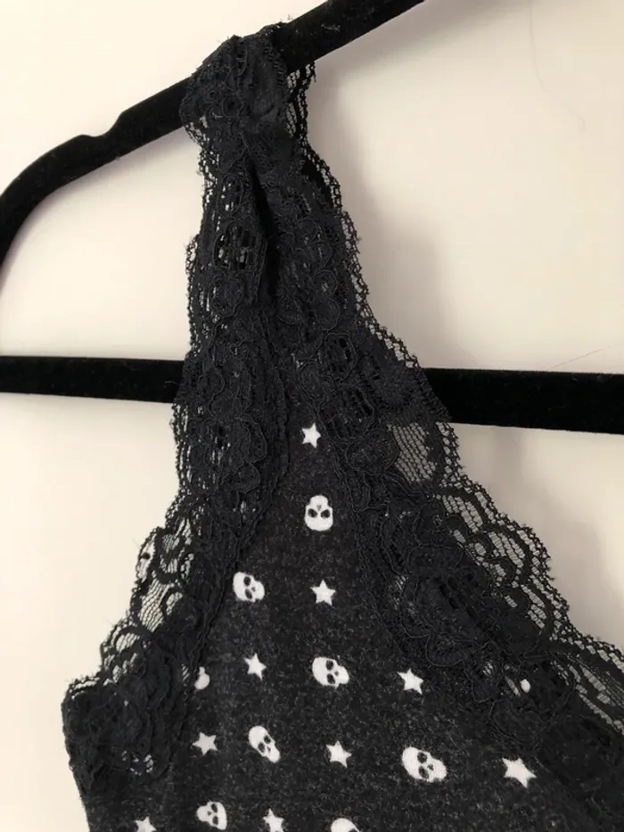 Débardeur à dentelle noire et tête de mort et étoiles Promod taille S - photo numéro 3