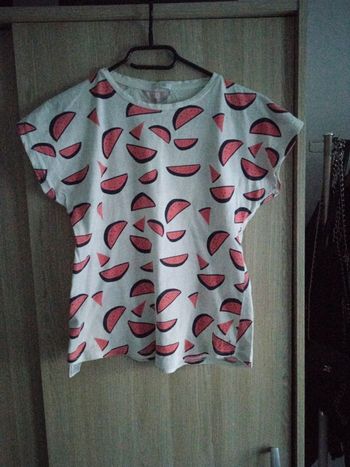 Beau tee-shirt avec ses jolis motifs ananas