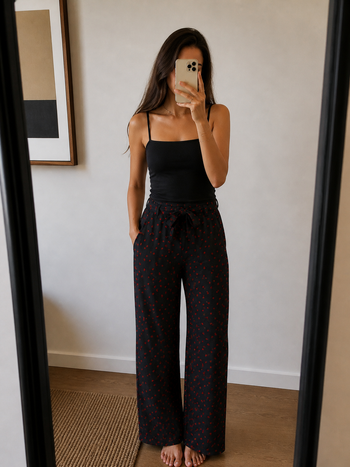 Pantalon léger et fluide Only bleu marine foncé et rouge à pois