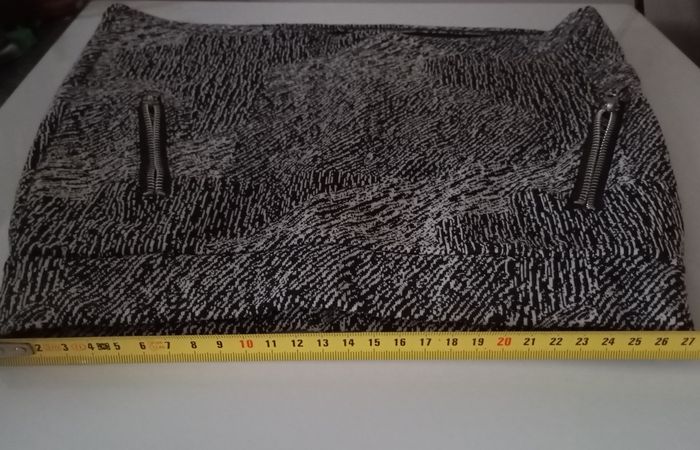 Jupe courte fille 6/8/10 ans .Noir et blanc strié . Coton polyester élasthanne . Parfait état - photo numéro 7