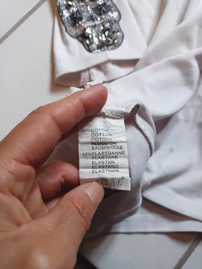 T-shirt femme blanc avec tête de mort sur les épaules - photo numéro 13