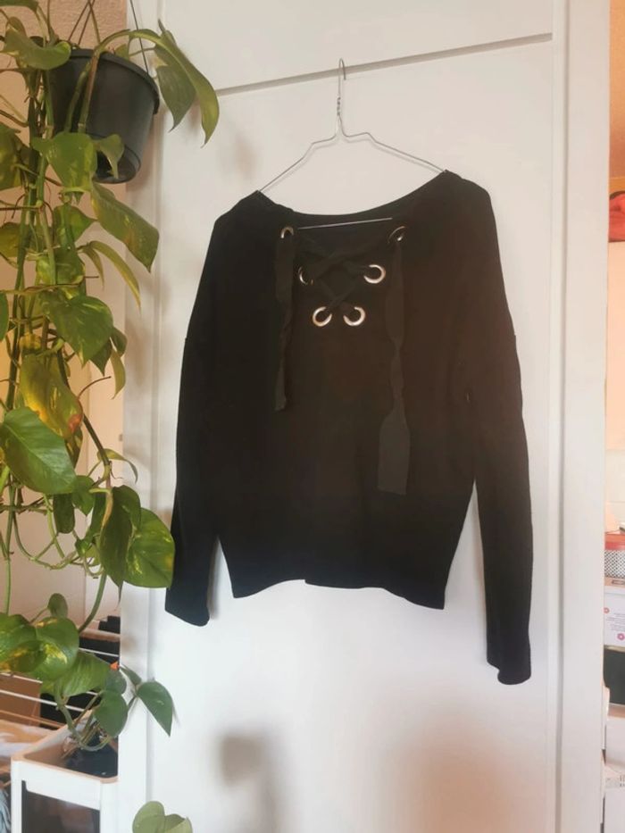 Pull noir avec lacet