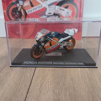 Moto 1:24 avec socle, vitrine et fascicule