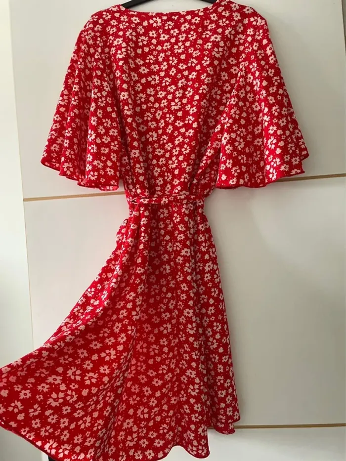 Robe rouge à fleurs - photo numéro 5