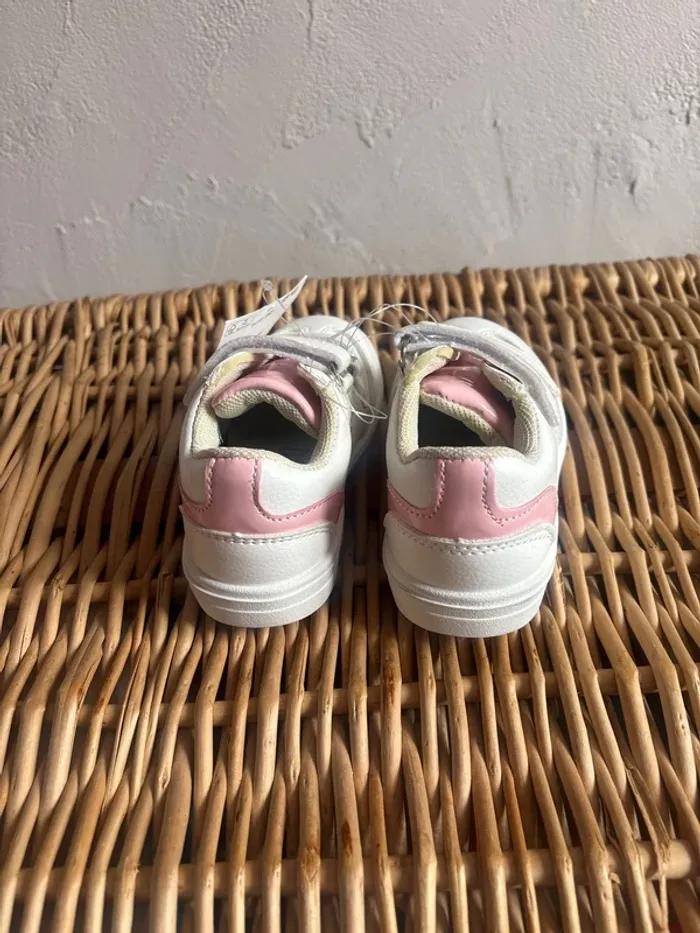 Chaussures à scratch. Pointure 22 neuf avec étiquette - photo numéro 3