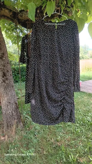 Robe Violetta noire et dorée