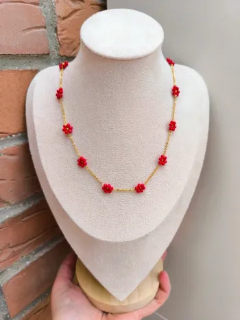 Collier doré avec fleurs marguerites rouges foncées