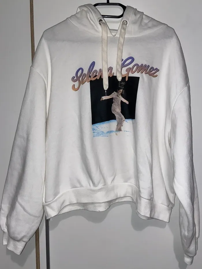 Pull blanc Selena Gomez - photo numéro 3