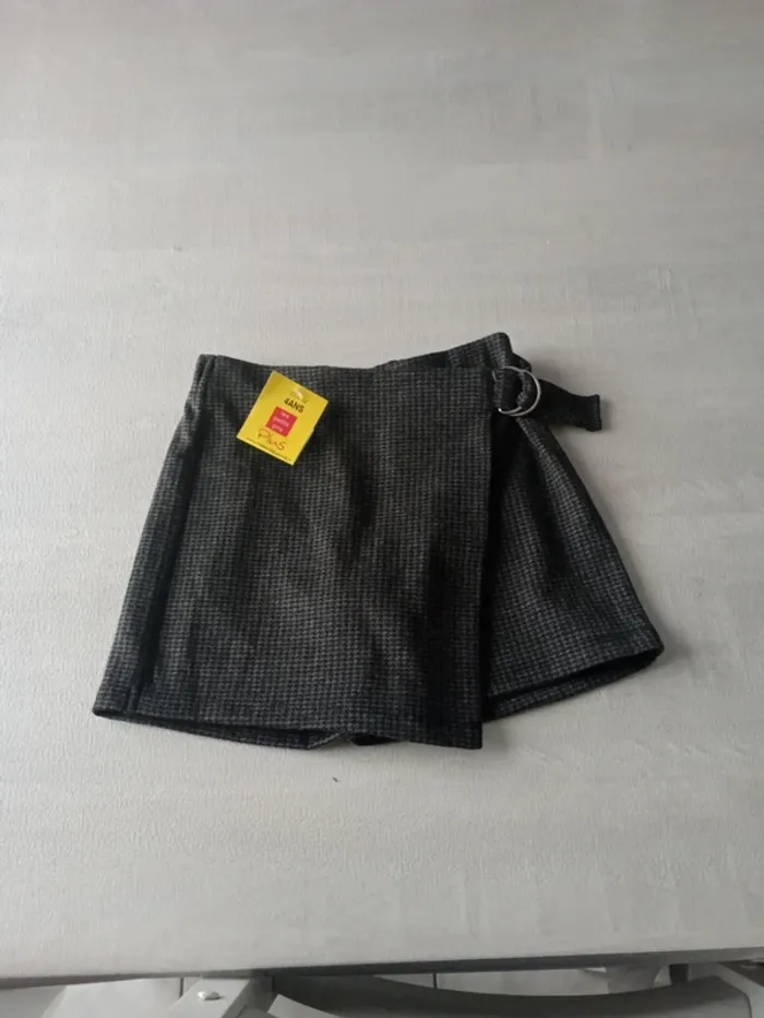 Jupe short neuve 4 ans